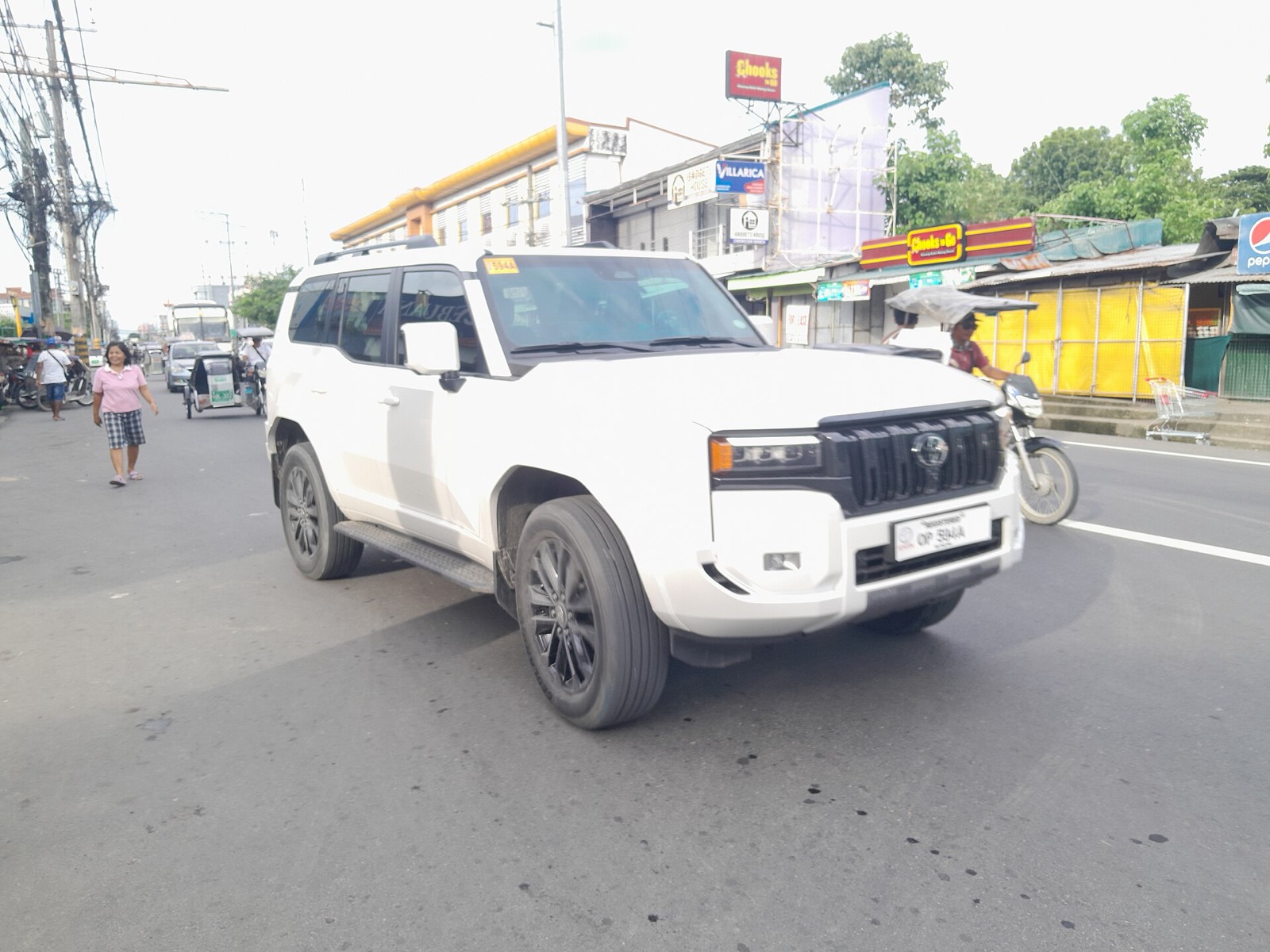 A 2024 Toyota Land Cruiser Prado on a Philippine street. The Prado is one of the vehicles that made the body-on-frame "ladder frame" the default choice for serious off-roaders, and it is the kind of vehicle Chinese buyers have long associated with the "real" off-roader image. (Image: Wikimedia Commons, CC BY-SA 4.0, Captainmorlypogi1959)