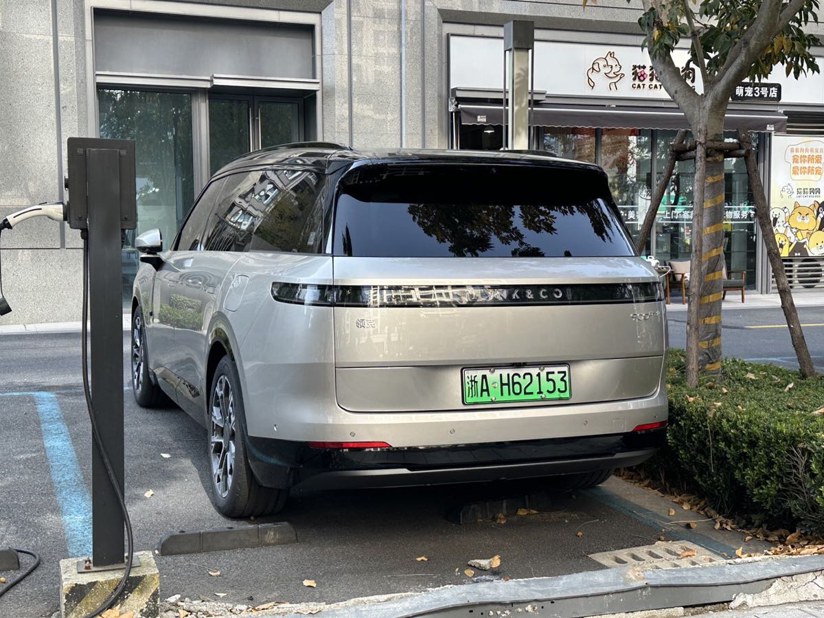 Lynk & Co 900, whose 900L plug-in-hybrid variant appears in the 412th catalog