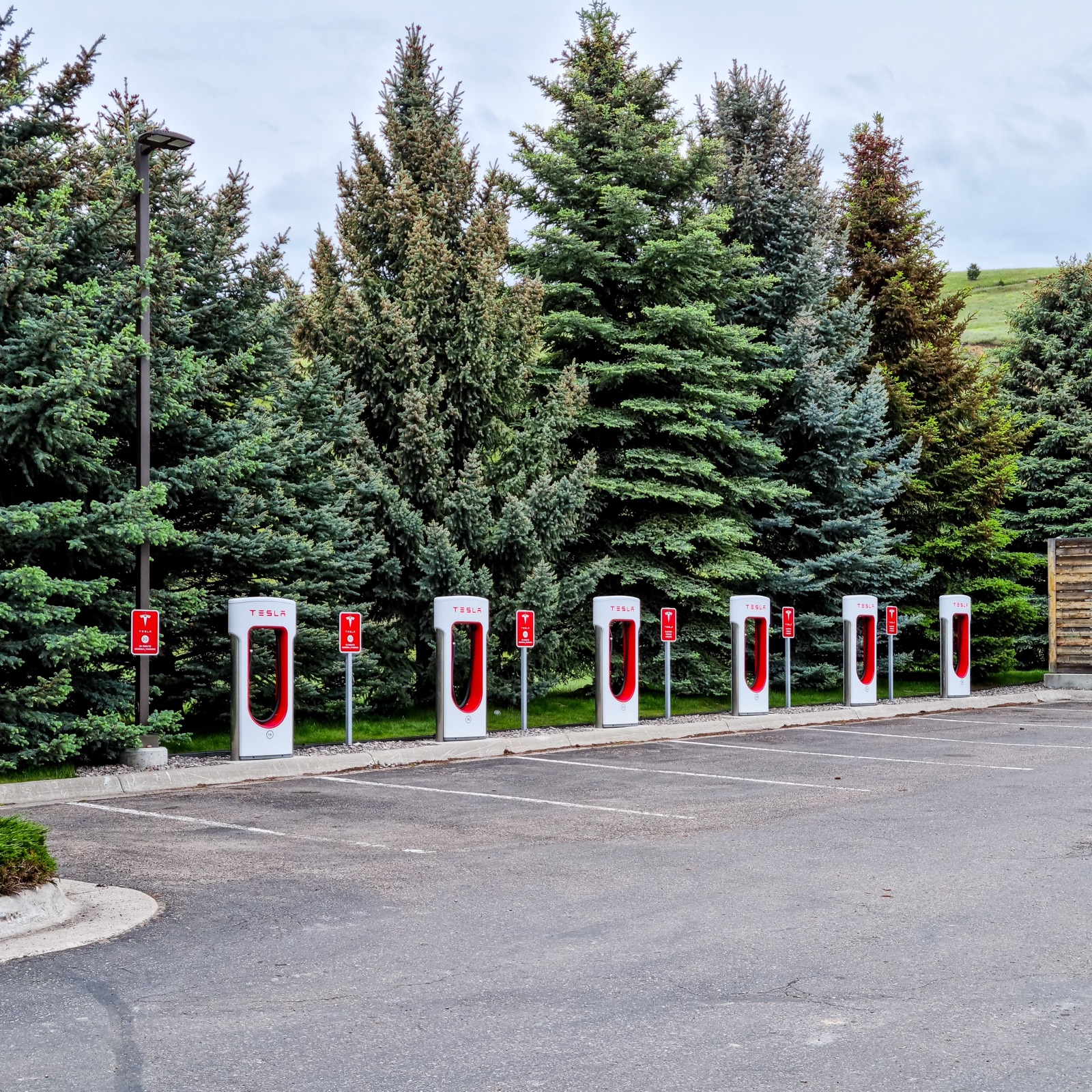 แถวของจุดชาร์จ Tesla Supercharger ในเมืองมิสซูลา รัฐมอนแทนา